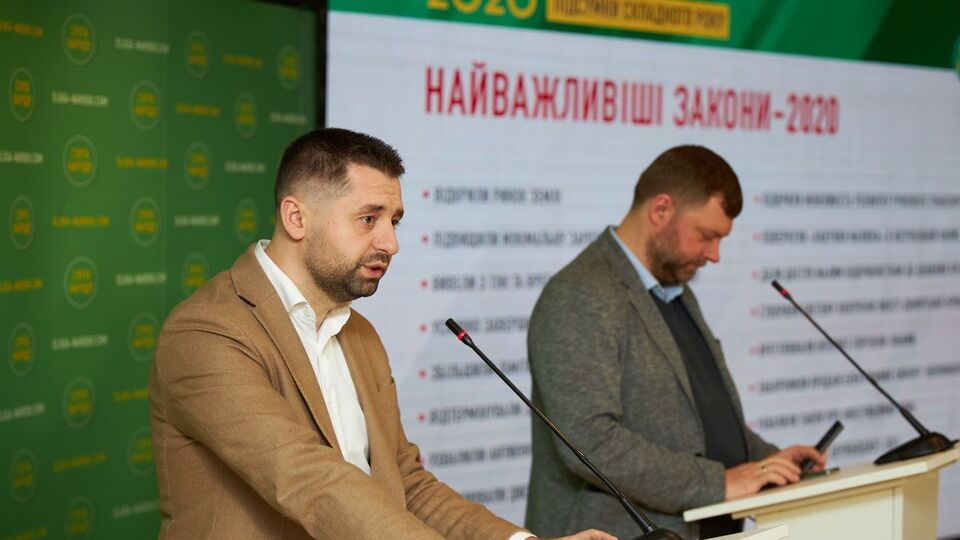 Арахамия: Евгений каждые три дня подходит ко мне и говорит: "Давайте вы меня исключите из фракции". А я говорю: "Нет, будешь мучиться до самого конца"