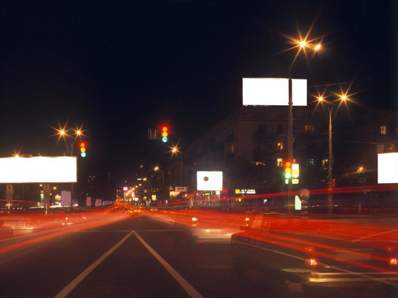 Законопроект предусматривает запрет размещать наружную рекламу на автомобильных дорогах, улицах и железнодорожных переездах