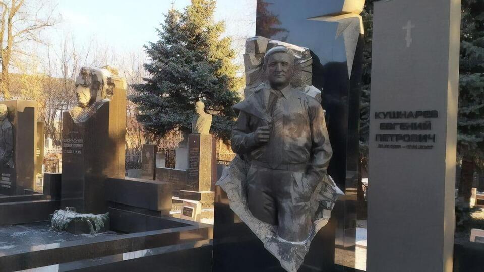 Кернеса поховають на центральній алеї кладовища, поруч із могилою Кушнарьова