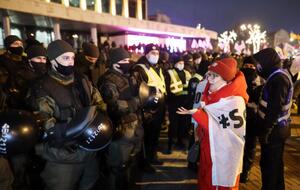 Силовики оточили Палац "Україна", коли туди прийшли учасники мітингу