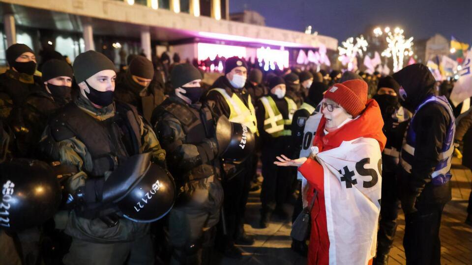 Силовики оцепили Дворец "Украина", когда туда пришли митингующие