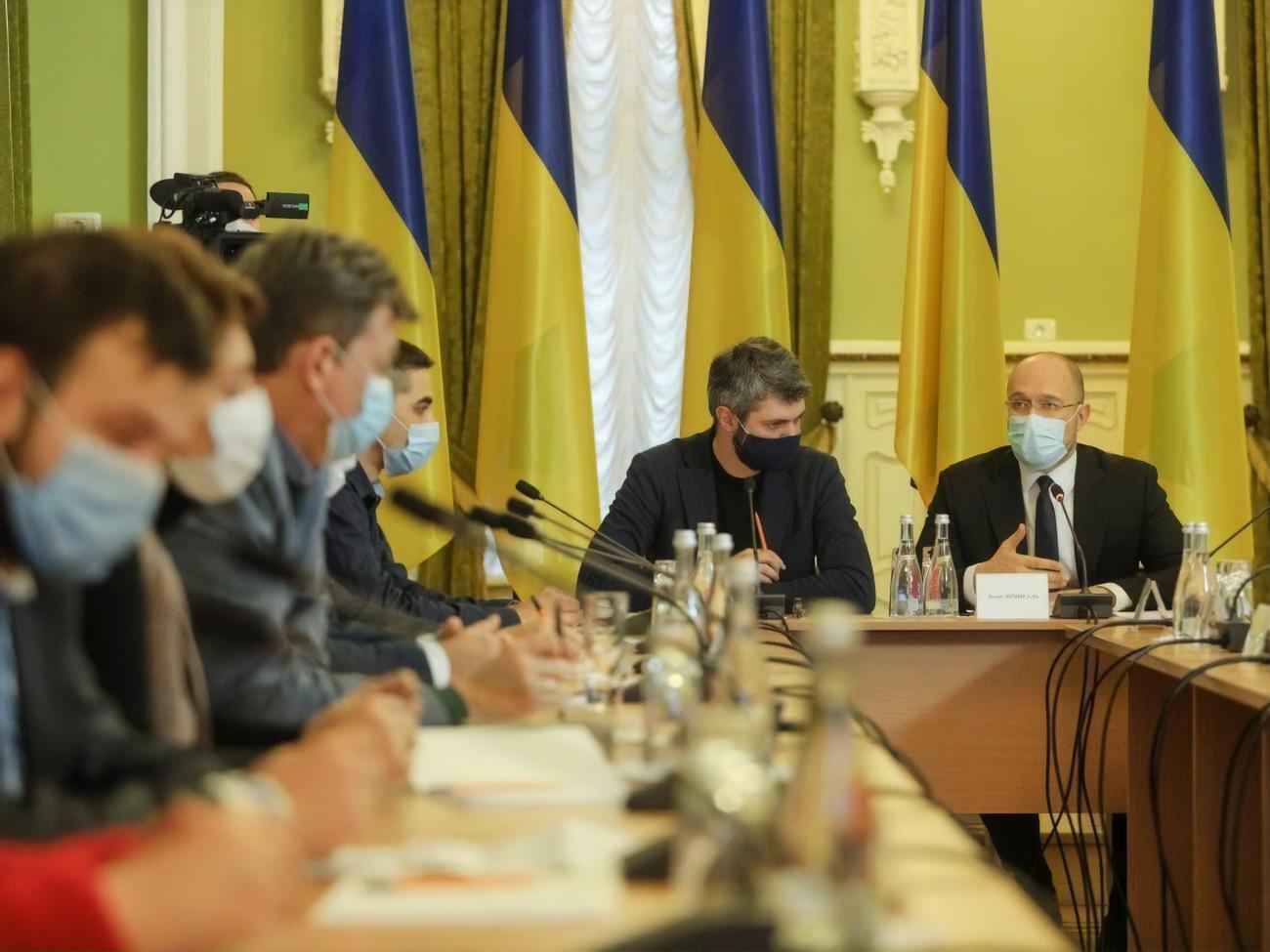 За словами Шмигаля (праворуч), продаж великих держпідприємств у 2021 році має принести державі 12 млрд грн