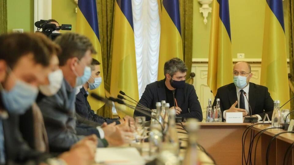 По словам Шмыгаля (справа), продажа больших госпредприятий в 2021 году должна принести государству 12 млрд грн