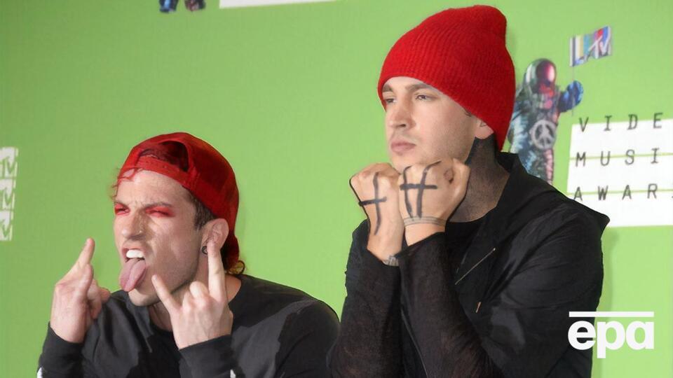 Один из музыкантов случайно прервал трансляцию клипа, который длился 178 дней