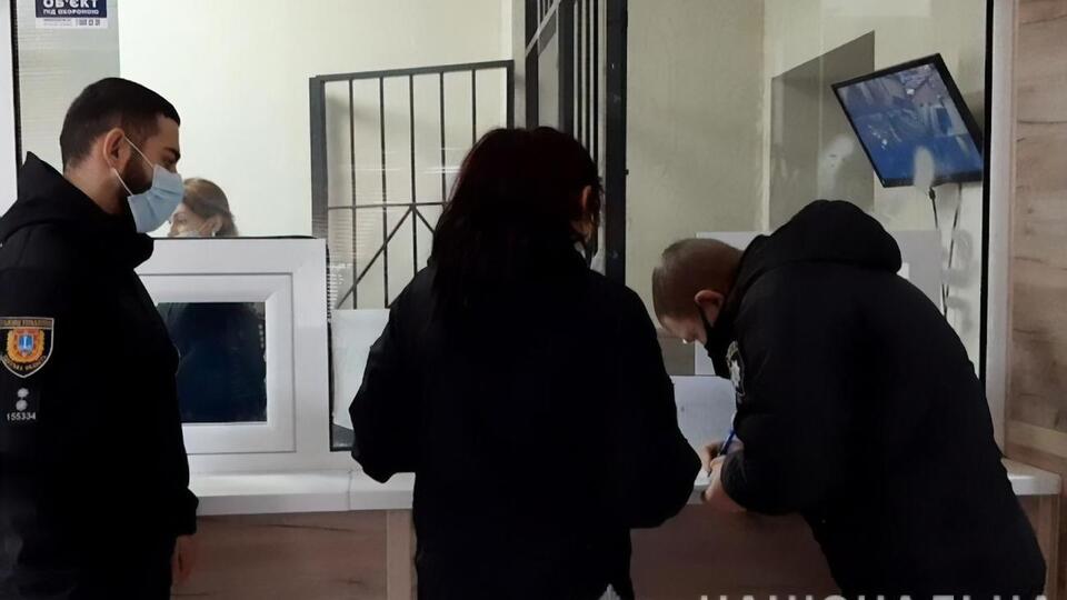 Злоумышленницу (в центре) задержали и отправили под домашний арест