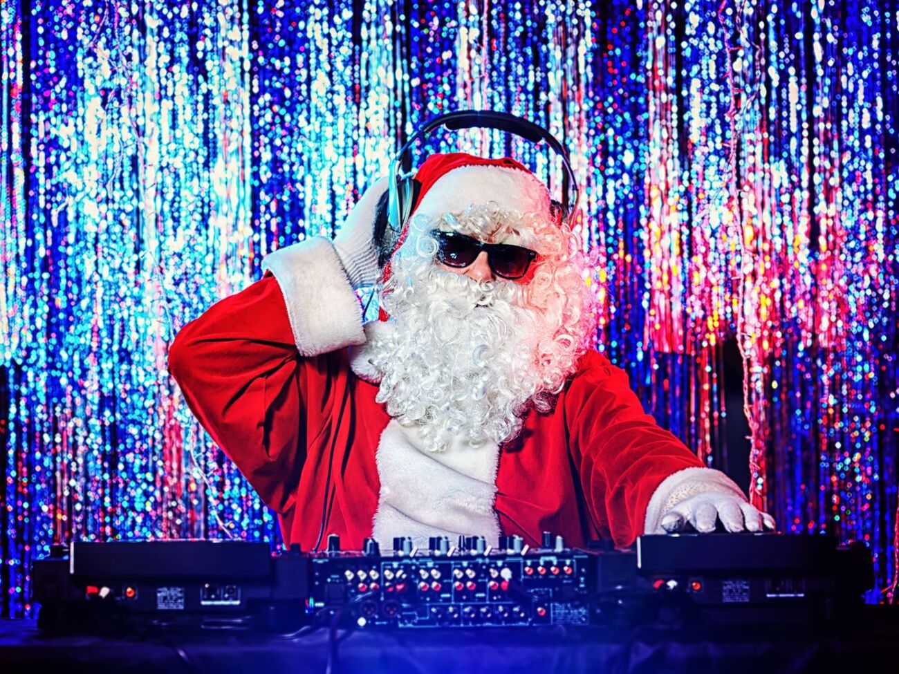 Новогодние песни создадут праздничное настроение