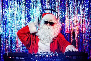 Новогодние песни создадут праздничное настроение