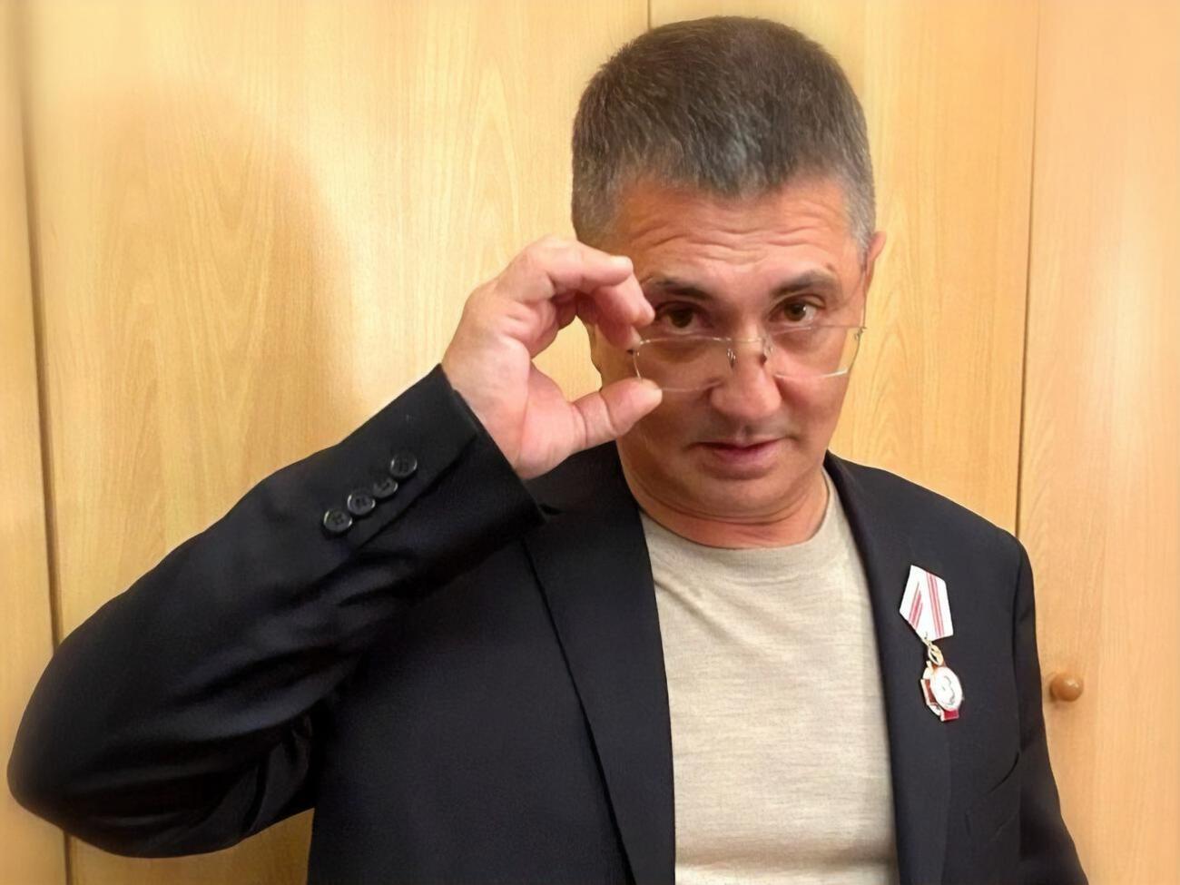 Лікар М'ясников (на фото) вважає, що Навальному потрібно було відрізати "уражений орган"