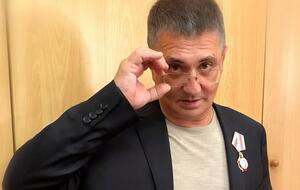 Лікар М'ясников (на фото) вважає, що Навальному потрібно було відрізати "уражений орган"