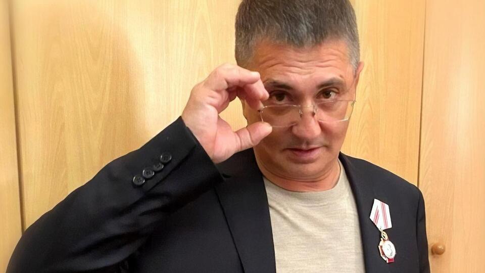 Лікар М'ясников (на фото) вважає, що Навальному потрібно було відрізати "уражений орган"