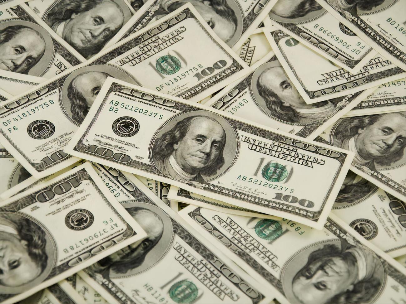 В посылке было 150 пачек купюр по $100