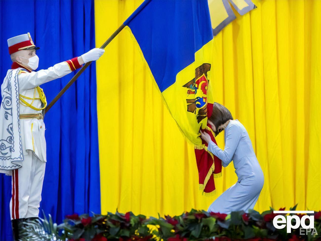 Санду стала президенткою Молдови, Додон на її інавгурацію прийшов із квітами. Фоторепортаж