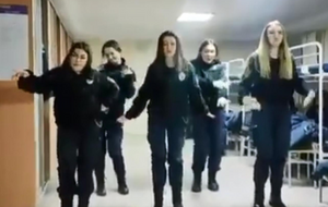 Девушки плясали под "Вороваек"