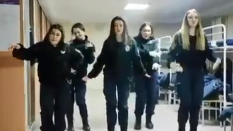 Девушки плясали под "Вороваек"