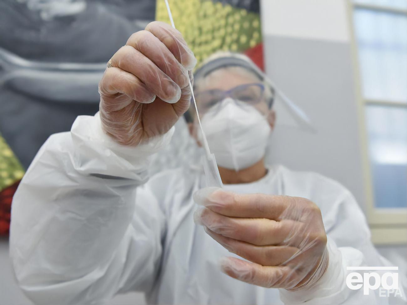 О выявлении нового штамма вируса в Великобритании сообщили 15 декабря