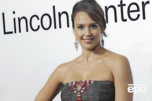 Альба – мать троих детей