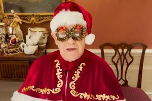 Элтон Джон на Рождество переоделся в костюм Санта Клауса