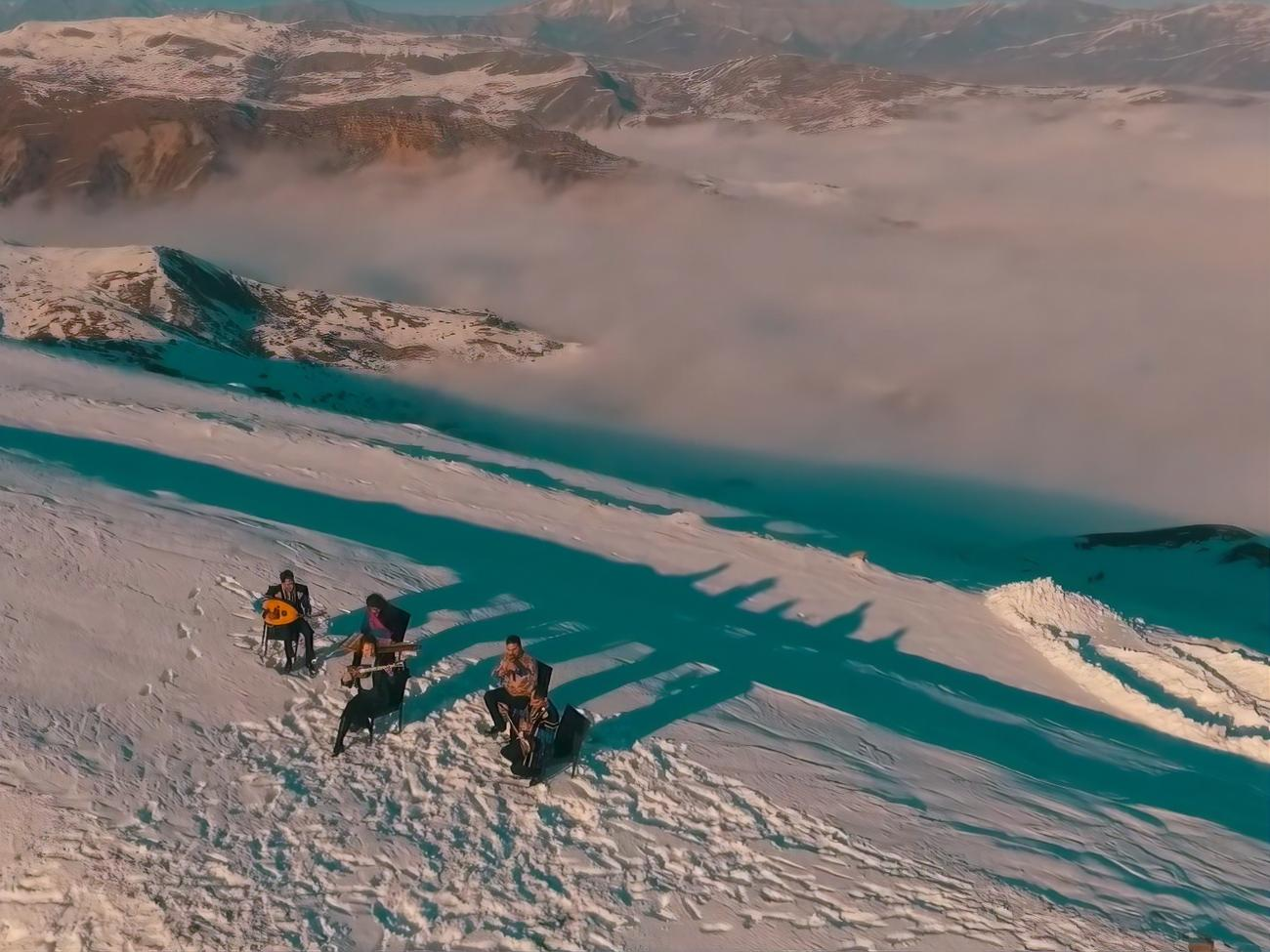 "Щедрик" исполнили на старинных азербайджанских музыкальных инструментах