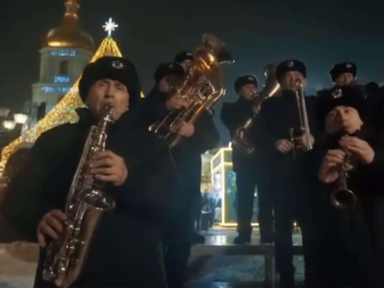 "Щедрик" виконали біля головної ялинки України