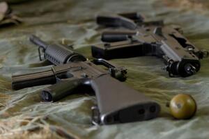На границе с Беларусью находили пневматическое, охотничье или холодное оружие