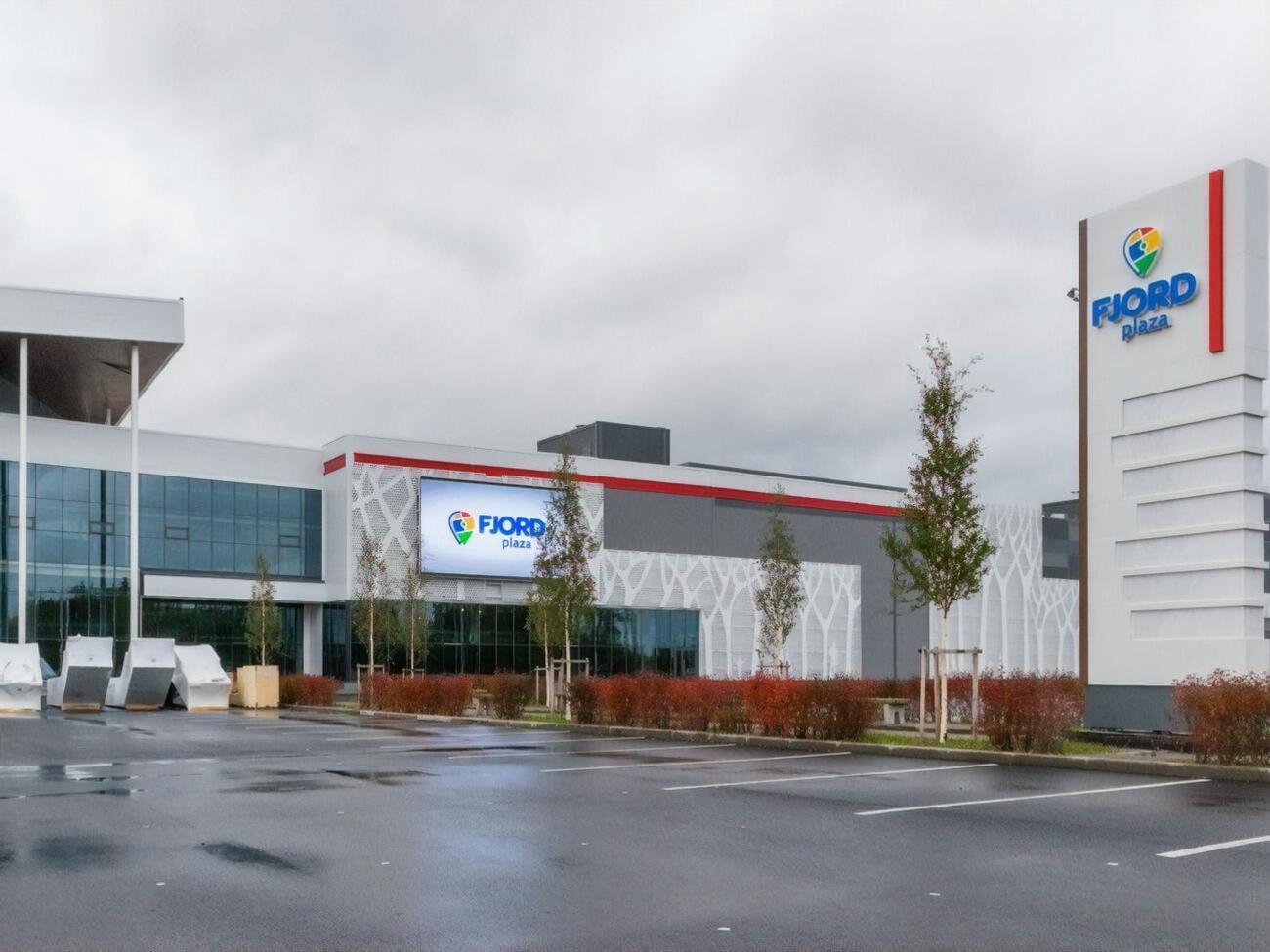 Болванка запущенного снаряда&nbsp;попала в крышу торгового центра Fjord Plaza