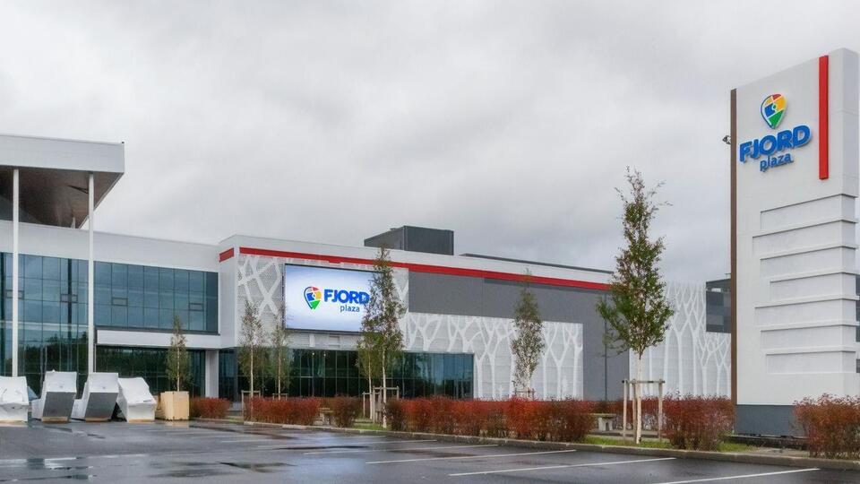 Болванка запущенного снаряда попала в крышу торгового центра Fjord Plaza