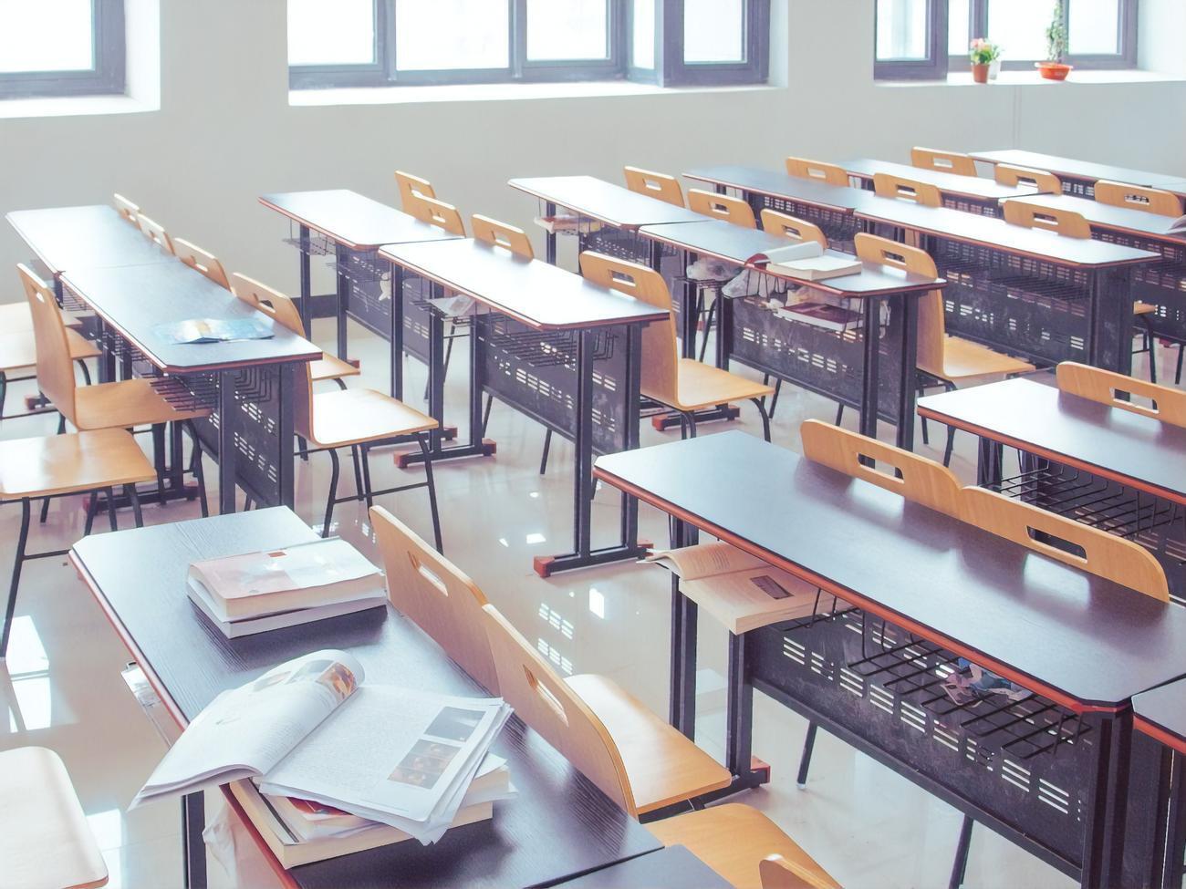 Учителям доведеться заклеювати розділ у підручниках із хімії