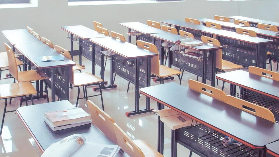 Учителям придется заклеивать раздел в учебниках по химии