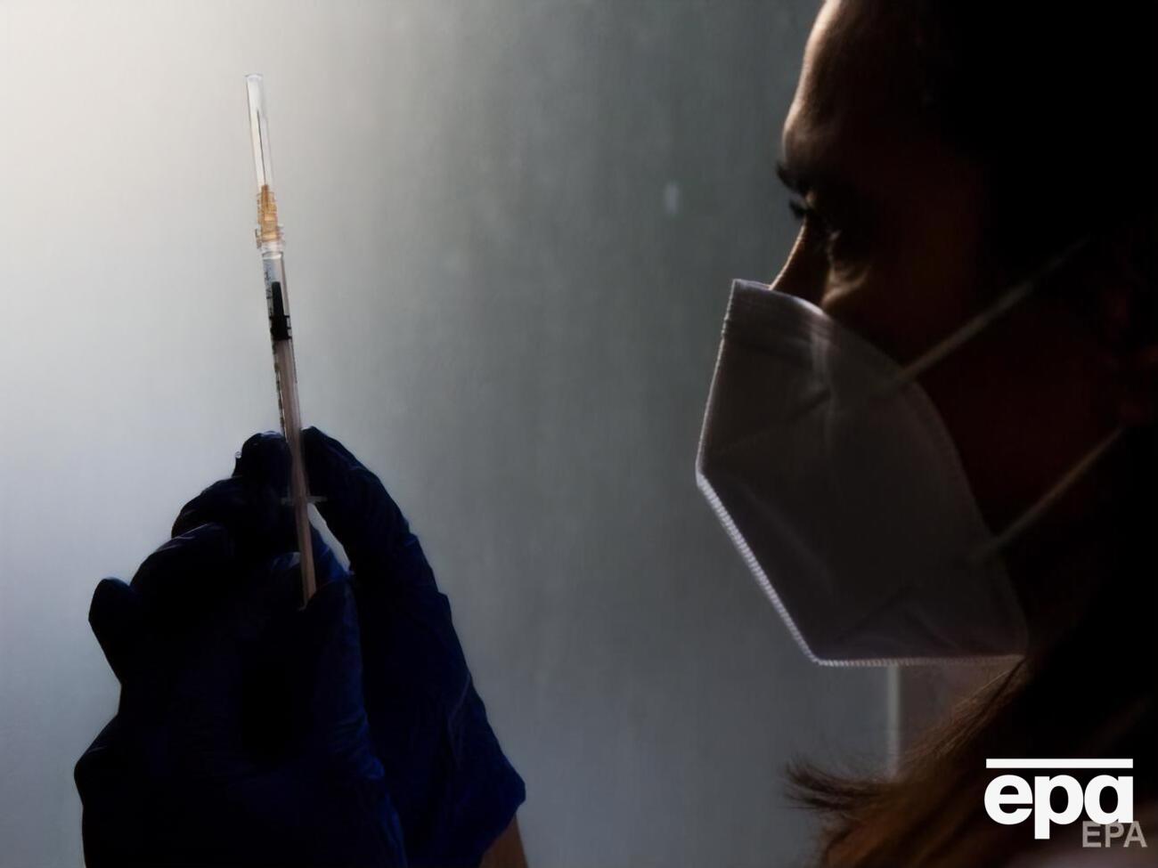 Щеплення проти COVID-19 скасували у двох будинках для літніх