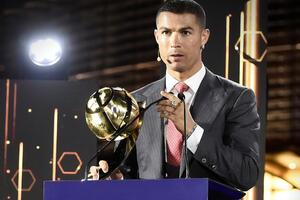 Роналду виступає на професійному рівні із 2002 року