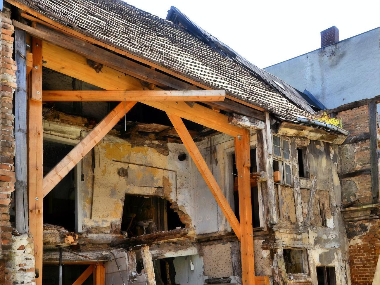 В двухэтажном здании обрушилось перекрытие