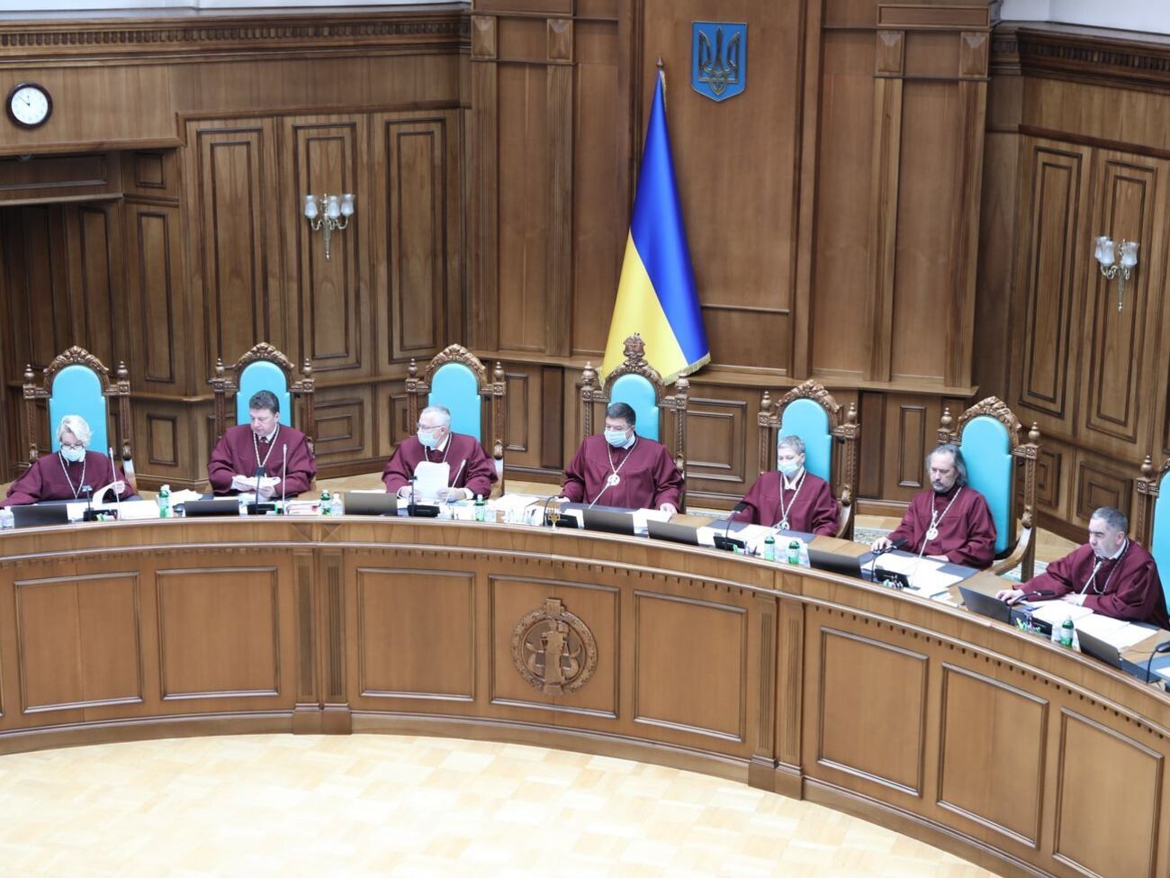 Офіс генпрокурора просить усунути на два місяці голову КСУ (у центрі)
