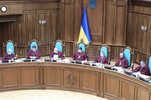 Офис генпрокурора просит отстранить на два месяца главу КСУ (в центре)