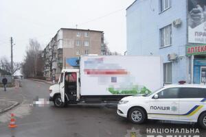 Mercedes Vario почав відкочуватися, коли водій вийшов із кабіни