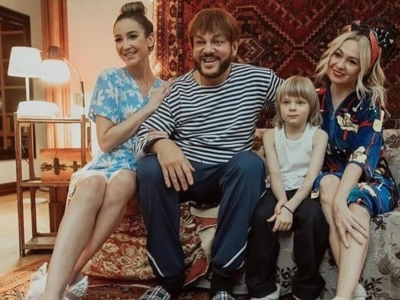 Киркоров, Бузова и Рудковская с сыном в таком виде снялись в новогоднем клипе