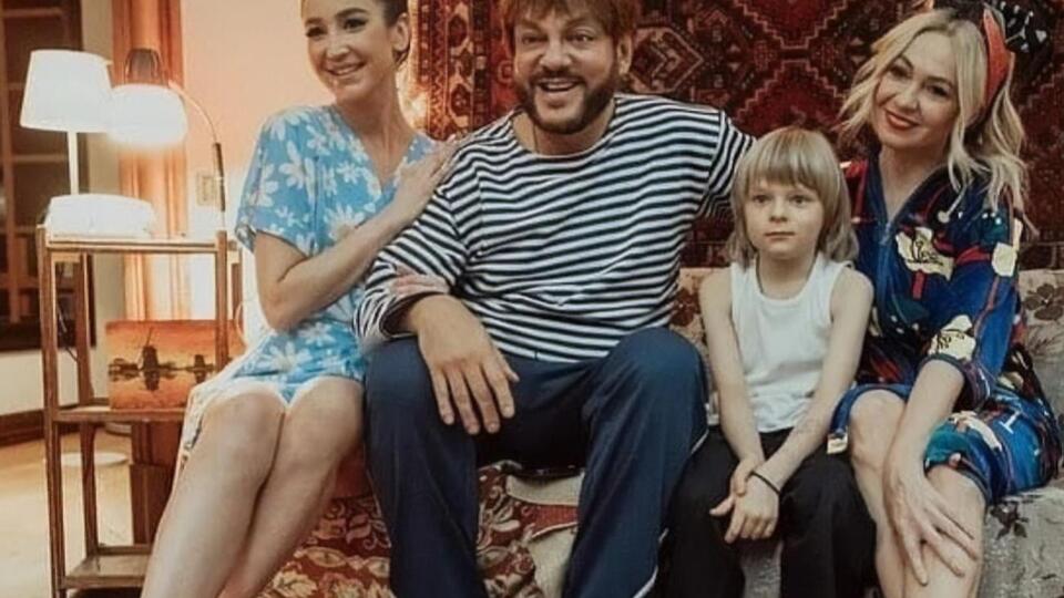 Киркоров, Бузова и Рудковская с сыном в таком виде снялись в новогоднем клипе