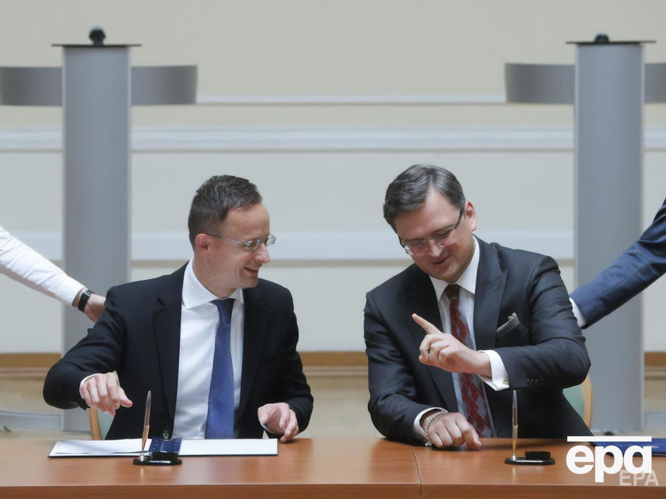 Кулеба (справа):&nbsp;Я сказал: "Петер, все будут мешать этой перезагрузке. Поэтому давай сразу подготовим себя морально к очень тяжелому пути"