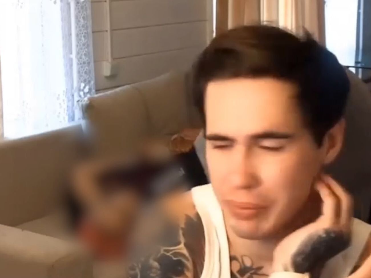 Блогер продолжал эфир рядом с телом погибшей