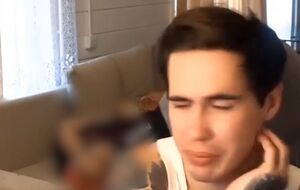 Блогер продолжал эфир рядом с телом погибшей