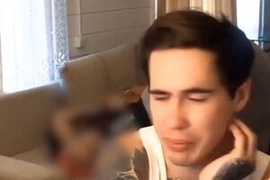 Блогер продовжував ефір поруч із тілом померлої