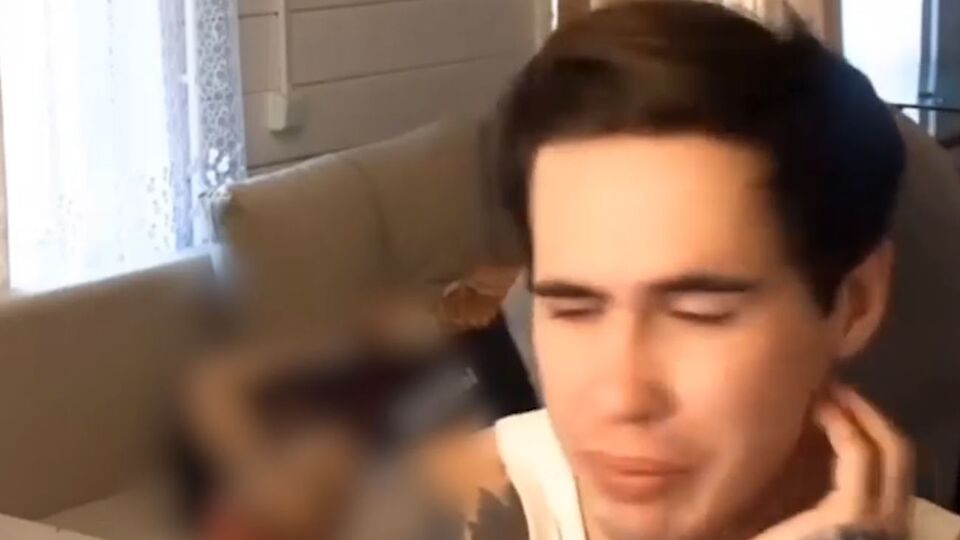 Блогер продолжал эфир рядом с телом погибшей