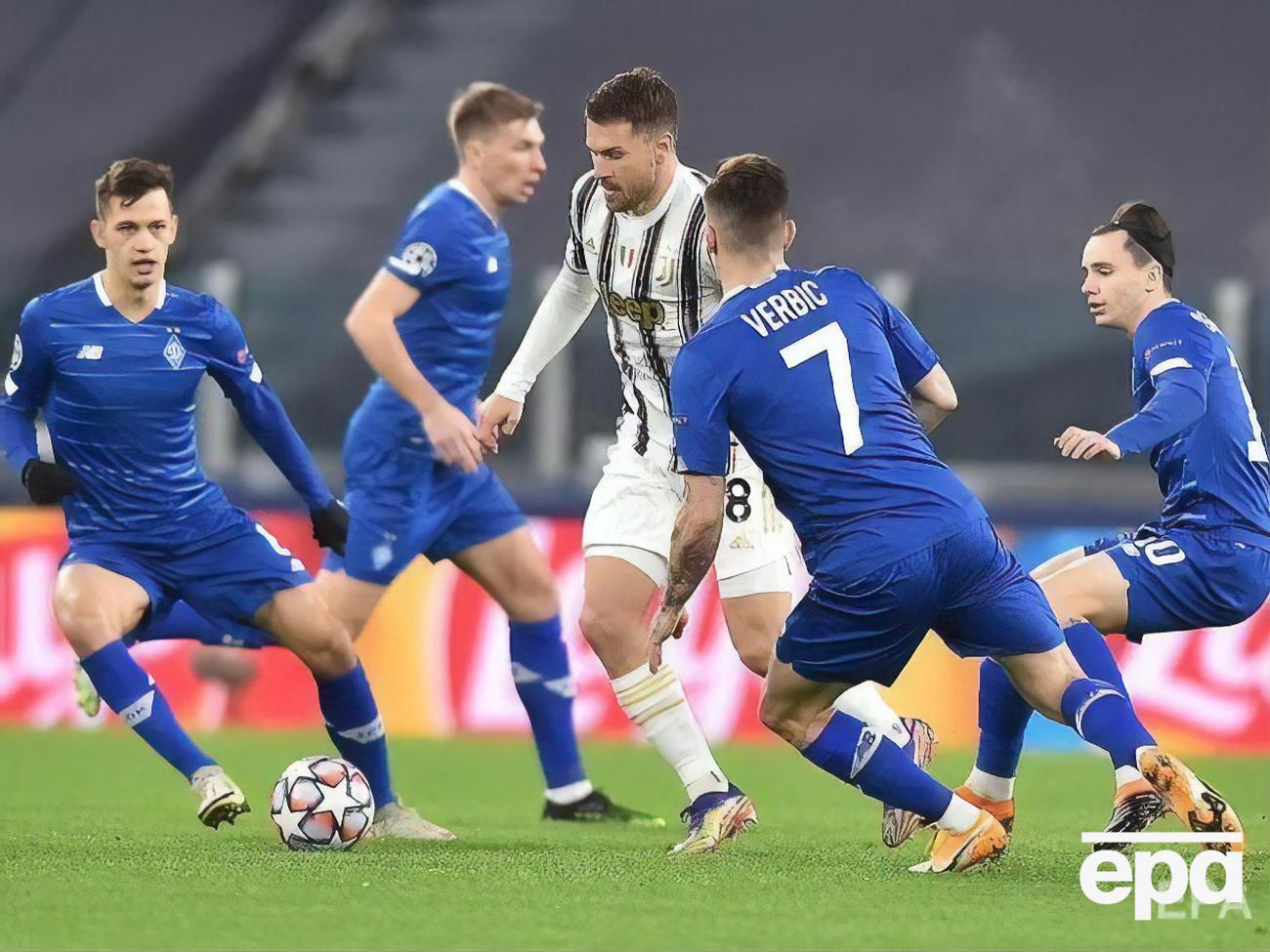 Динамовцы (в синих футболках) не удержали игроков "Ювентуса"