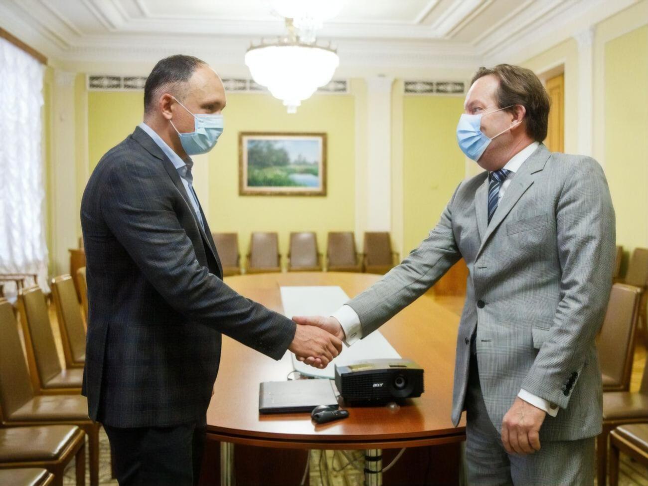 Татаров (зліва) заперечує свою причетність до корупційних схем