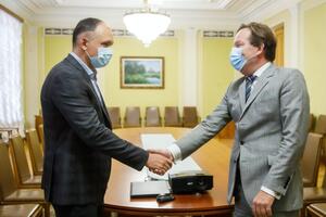 Татаров (зліва) заперечує свою причетність до корупційних схем
