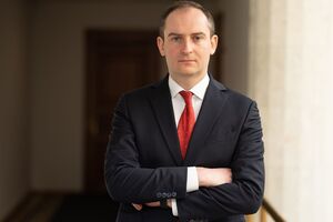 По мнению Верланова, из договоренностей "выполнена на бумаге" разработка организационных структур налоговой службы и таможенной службы