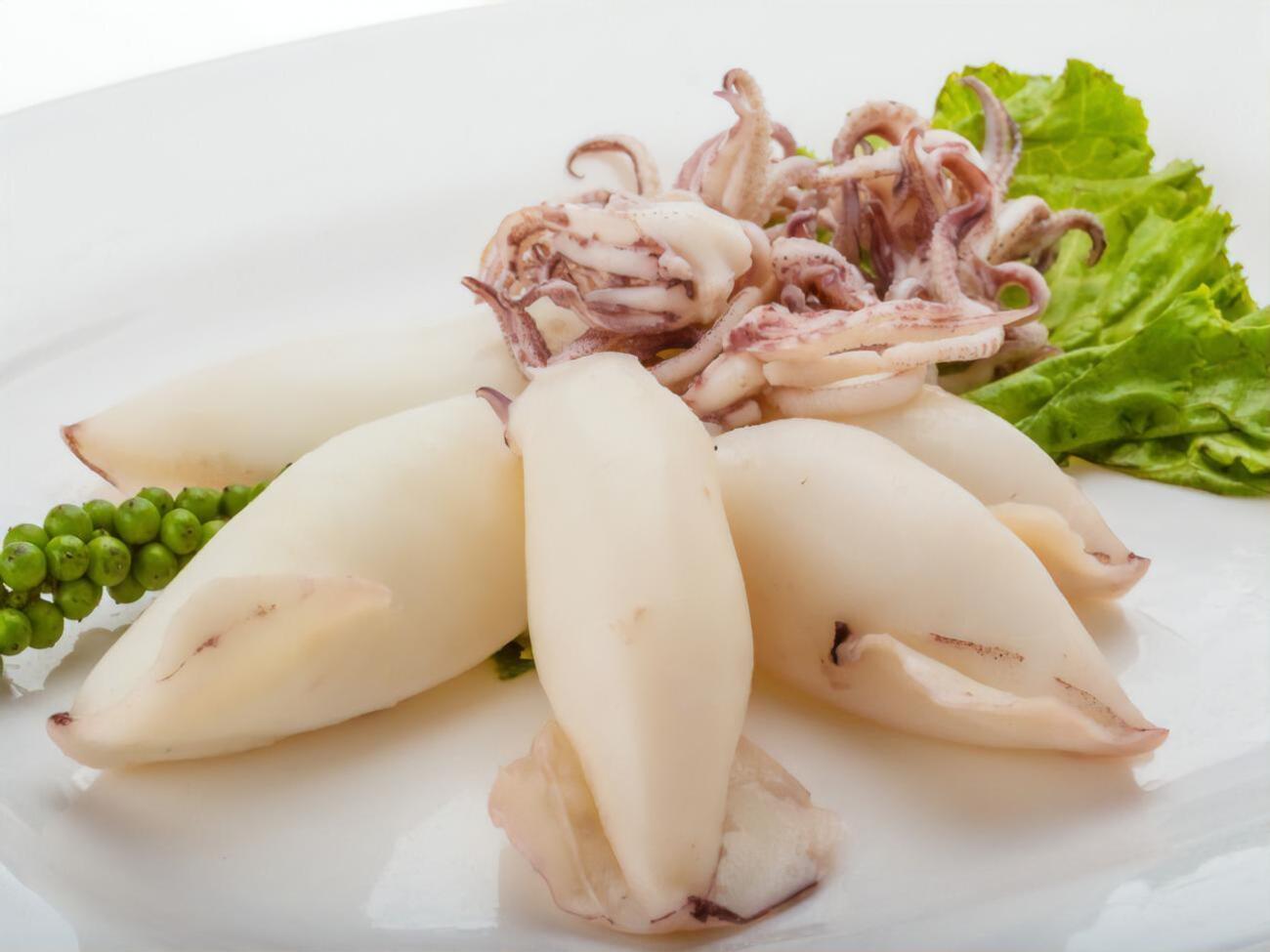 Для вкусного салата важна определенная консистенция кальмаров