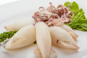 Для вкусного салата важна определенная консистенция кальмаров