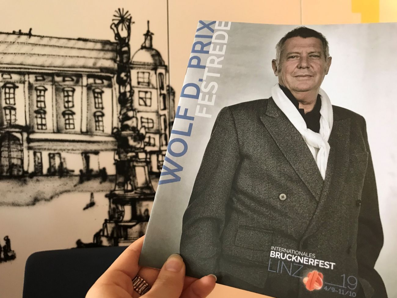 Щерба звинуватив співзасновника австрійського бюро (на книзі на фото) у брехні
