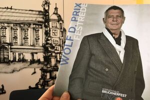 Щерба звинуватив співзасновника австрійського бюро (на книзі на фото) у брехні
