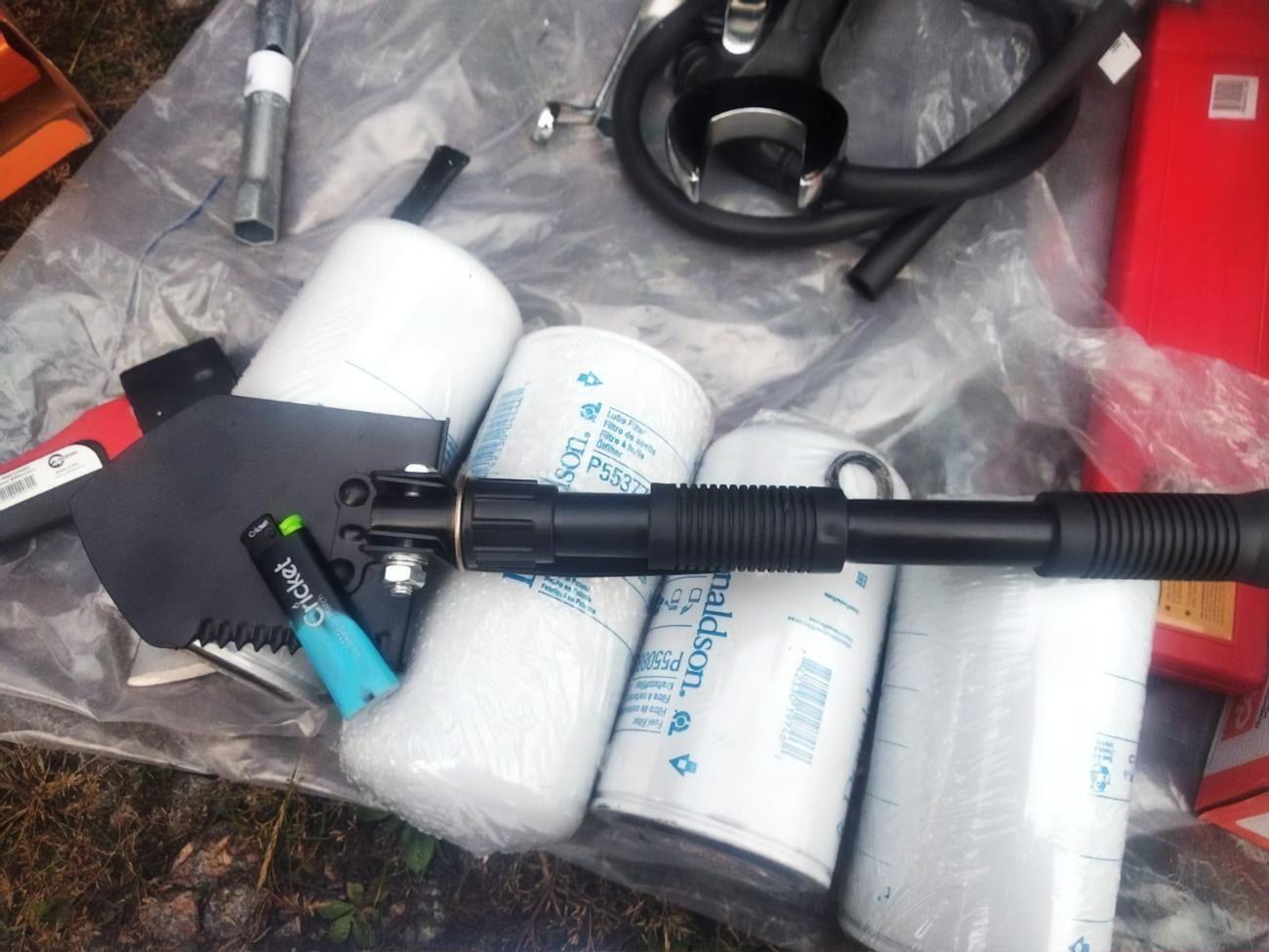 Эксперт задался вопросом, как можно&nbsp;откопать из земли или снега многотонную машину&nbsp;при помощи туристической лопатки. Зажигалка на фото&nbsp;&ndash; для масштаба